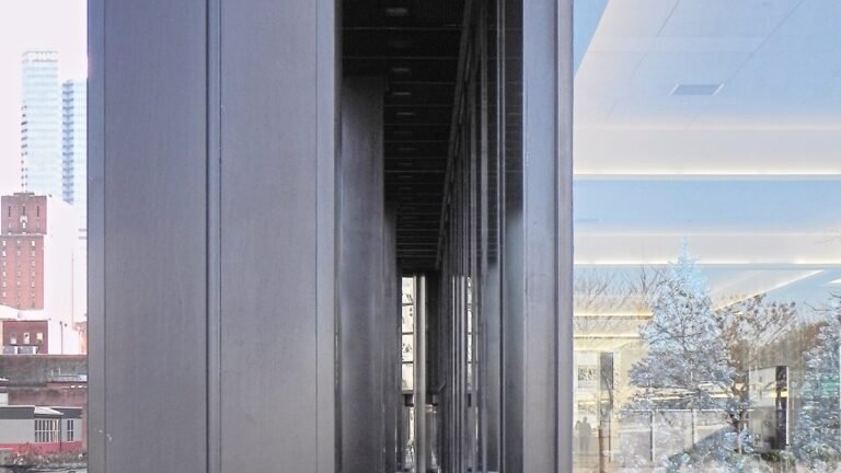 Repeating columns in Pittsburgh illustrate the question why does deja vu happen; the building was not a stimulus in the cited experiments.