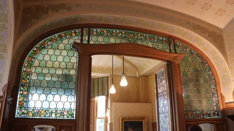 Open doorway in the entrance hall of Villa Demoiselle in Reims, illustrating the doorway effect without depicting an actual memory experiment.